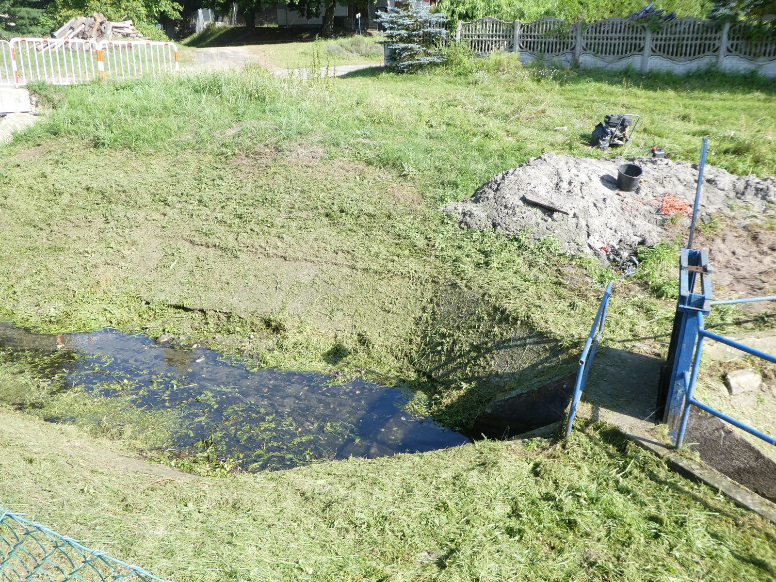 Prace przy zastawce nad jeziorem Głęboczek – wykoszona trawa, odkopane i oczyszczone skarpy kanału
